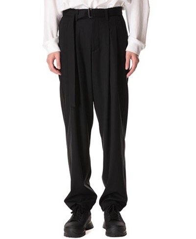 ATTACHMENT　GABARDINE BELTED TAPERED FIT TROUSERS