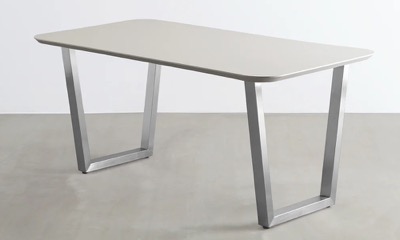 KANADEMONO　THE TABLE / FENIX NTM®︎　ライトグレー × Stainless – Trapezoid（サイズ：幅 150 × 奥行 80cm）