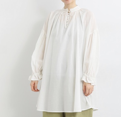 CALINEr le prmer（カリネルプルメ）　シルクタッチギャザーボリュームチュニックブラウス