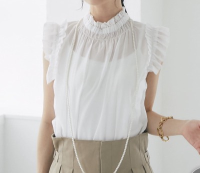 La boutique BonBon（ラブティックボンボン）　フリルノースリブラウス