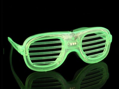 光るメガネ