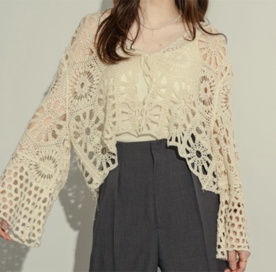 NEUNA（ヌナ）　フレアスリーブクロシェカーデ