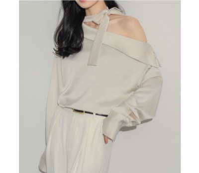 NEUNA（ヌナ）　2wayサテンワンショルブラウス