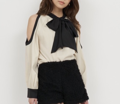 ROYAL PARTY(ロイヤルパーティー) コールドショルダー配色リボンブラウス