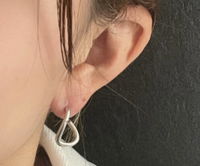 SHEIL（シェイル）　ねじれ フープ ピアス 大ぶり