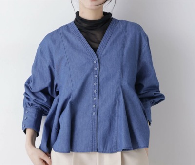 NANO universe（ナノ・ユニバース）　ライトデニムフレアブラウス