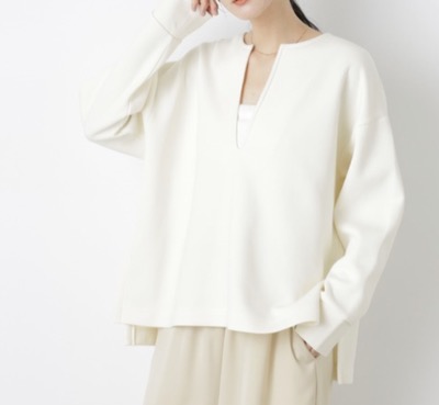 NANO universe（ナノ・ユニバース）　ダンボールカットキーネックスリットトップス