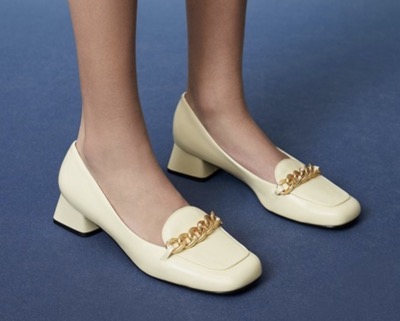 CHARLES & KEITH（チャールズ&キース）　チェーンリンク ドルセイパンプス パテントローファー