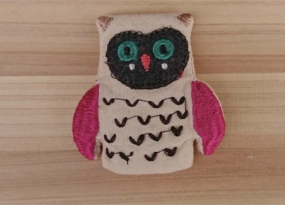 あーるふぅ　バッジみたいな刺繍のブローチ